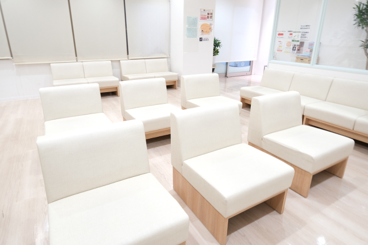 桜川よしえクリニック 大阪市浪速区 明るく広い待合室