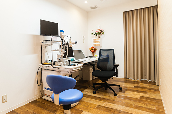 たまプラーザやまぐち眼科 横浜市青葉区 診察室では院長が親身な姿勢で診療にあたる