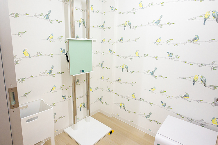 阪神西宮よしおかクリニック 西宮市 レントゲン機器も完備。ナチュラルな壁紙にも癒される