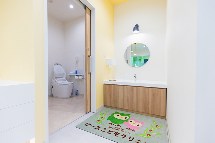 ピースこどもクリニック 大和市 トイレは清潔感がありあらゆる人に優しいバリアフリー仕様
