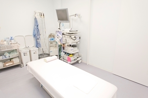 友田内視鏡クリニック 葛飾区 内視鏡検査室。患者に合わせ、多くの種類の内視鏡を使い分ける