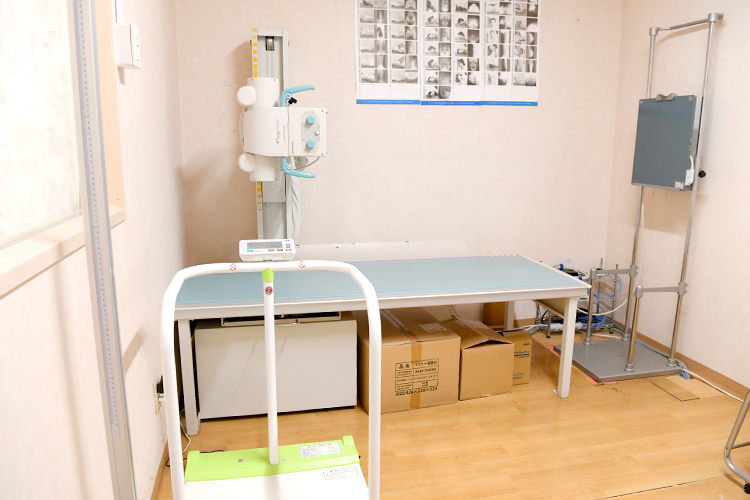 医療法人社団弘知会 わざクリニック 松戸市 エックス線検査室。高齢者でも乗りやすい体重計もある