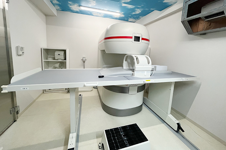 白石クリニック 高槻市 MRIやレントゲンなど各種検査機器も充実している