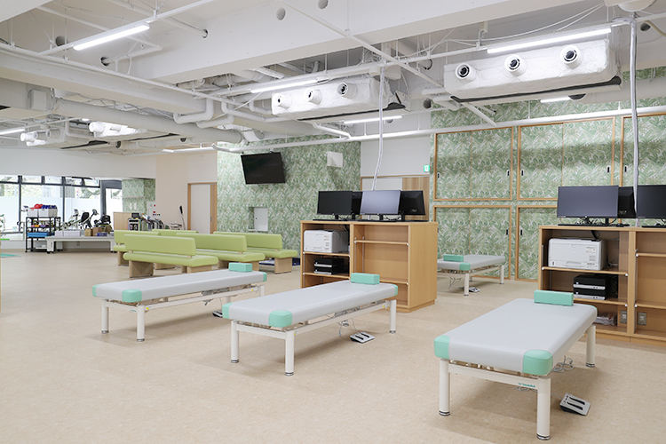 清泉クリニック整形外科 福岡市東区 広いリハビリテーションルームを備えている