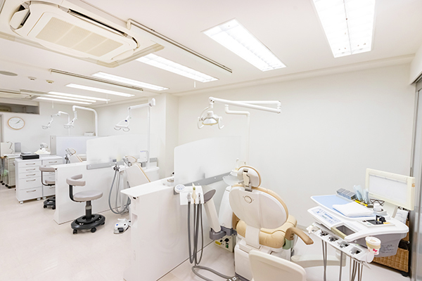 FDOこみやま歯科 中野区 パーティションで区切られプライバシーに配慮された診療室