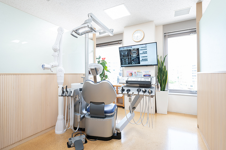 山下診療所 大塚 豊島区 開放的な空間を演出するために診察室に窓を設置