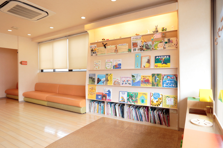 えんぴつ公園こどもクリニック 市川市 子どもたちが楽しく過ごせるキッズスペース。絵本の種類も豊富