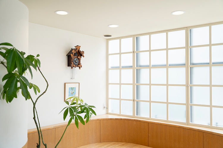 まつざき小児科 宇治市 大きな窓からは日が差し込み、明るく広々とした待合室