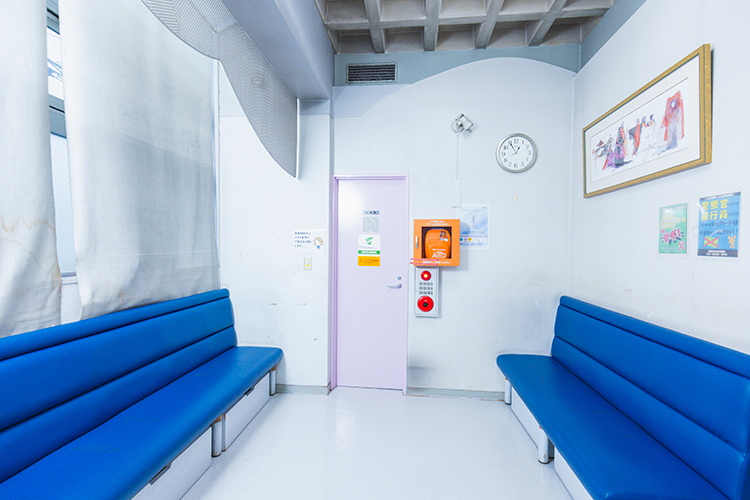 安井医院 豊島区 待合室のソファー下には、子どもたちの喜ぶおもちゃ箱がある