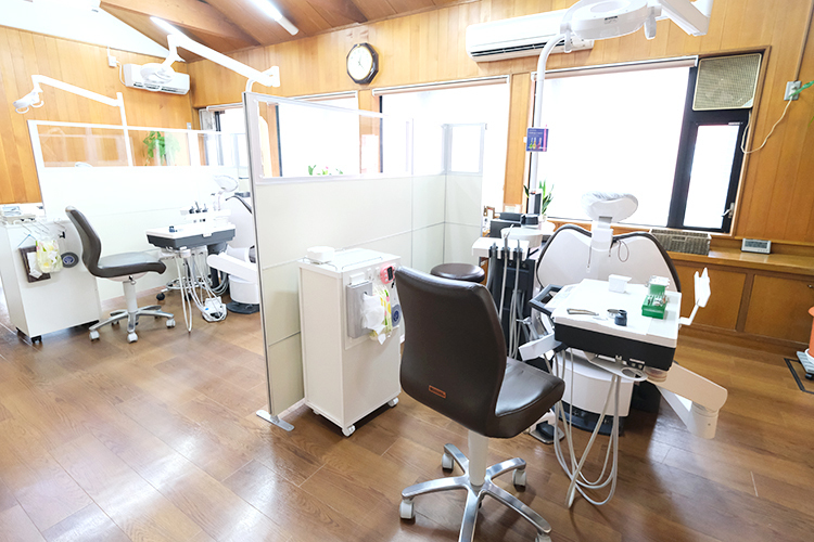 青おとなこども歯科クリニック 豊川市 「街の歯医者さん」として幅広い世代の診療にあたる