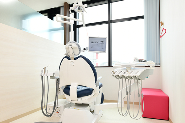 RERA DENTAL CLINIC 流山市 ゆったりとスペースを確保し配置されたユニット