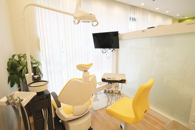 高槻けやき歯科・矯正歯科 高槻市 診察スペースは半個室になっており、プライバシーにも配慮