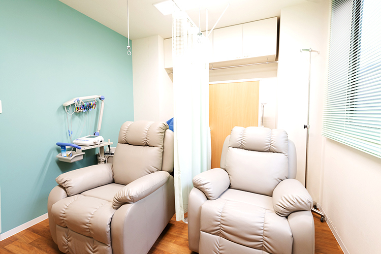 医療法人あさい内科　鶴橋なんばクリニック 大阪市東成区 ゆったりとしたソファーのある処置室