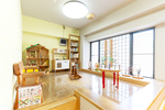 松川クリニック 名古屋市天白区 木のぬくもりあふれるキッズスペース。玄関外にも遊具を設置する
