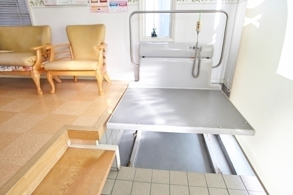 かねこ歯科医院 江戸川区 車いす用の昇降機も用意。バリアフリーも徹底