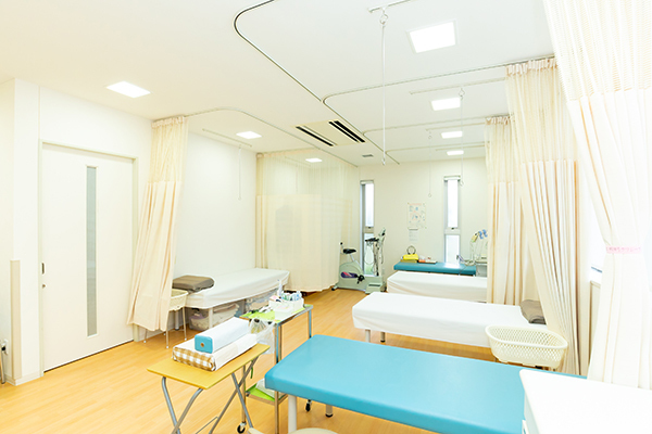 たかもと内科クリニック みよし市 処置室。幅広い症状に対応できるのも同院の魅力