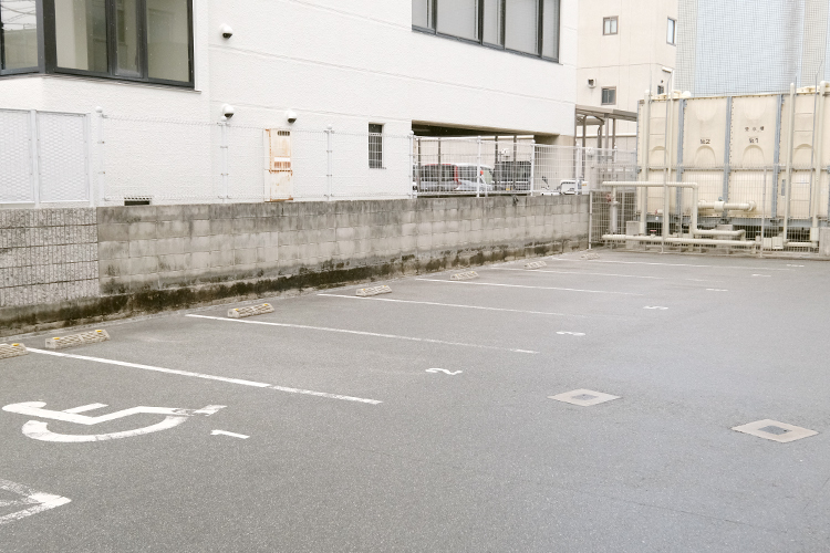 西本クリニック 枚方市 遠方からでも通いやすい駐車場