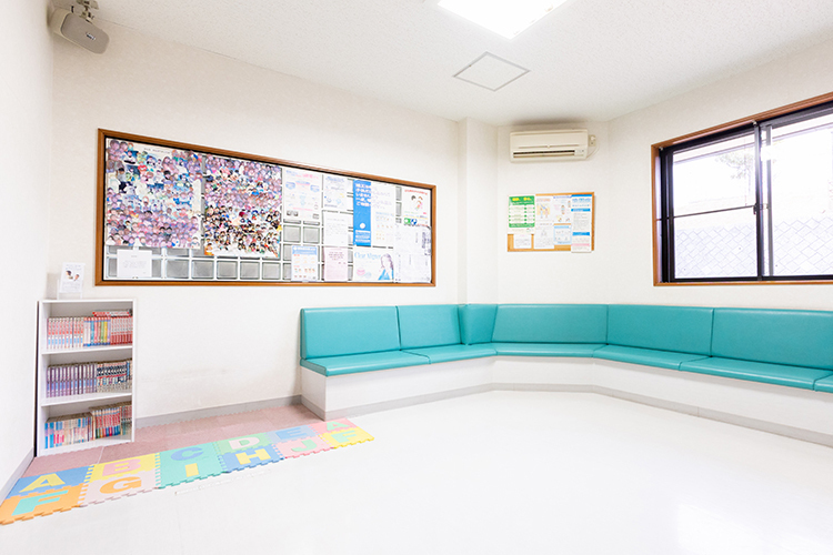 みわ歯科・小児歯科クリニック 北九州市小倉南区 待合室は広々。キッズスペースも完備
