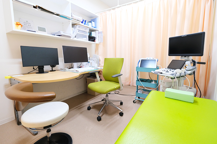 たいら内科・消化器内科クリニック 大津市 待合室と同じ黄緑色が印象的な診察室