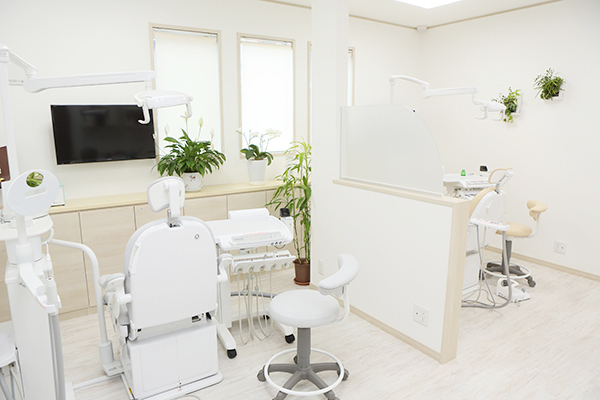 いいじま歯科 船橋市 白が基調の診療室は明るく清潔感がある