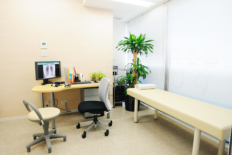 やじまクリニック 千代田区 処置室は電動リクライニングソファーとやわらかなベッドの2種類