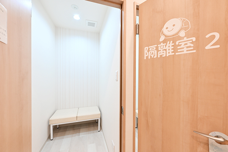 Smile中井小児科・アレルギー科 新宿区 待合室と隔離待合室があり、患者の不安を軽減する工夫も