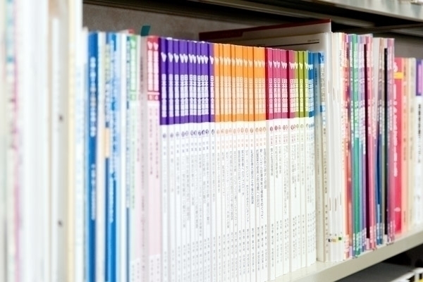 たかみざわ医院 横浜市港北区 先生の本棚にはたくさんの書籍がある