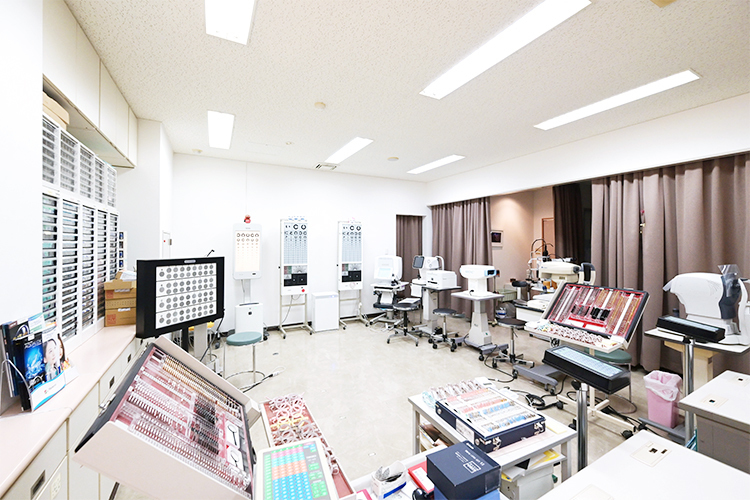 中田眼科 高槻市 飛蚊症レーザー治療など多様な治療に対応できるよう設備が整う