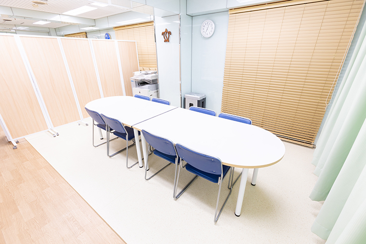 医療法人 峯崎内科クリニック 北九州市八幡東区 感染症対策のため、クリニックの2階には第2待合室を備えている