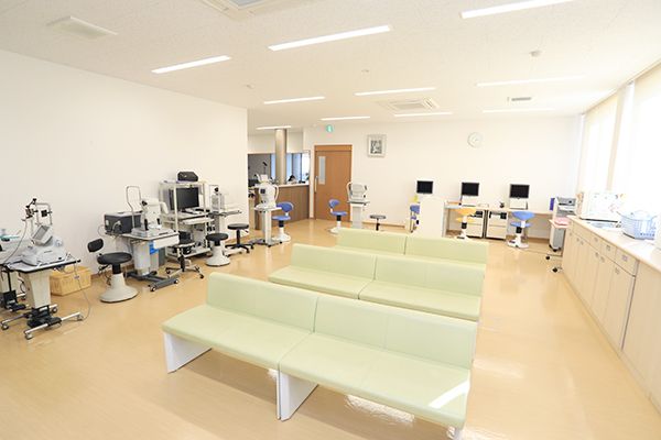 ほしの眼科 岡崎市 中待合室も広々としたスペースを確保している