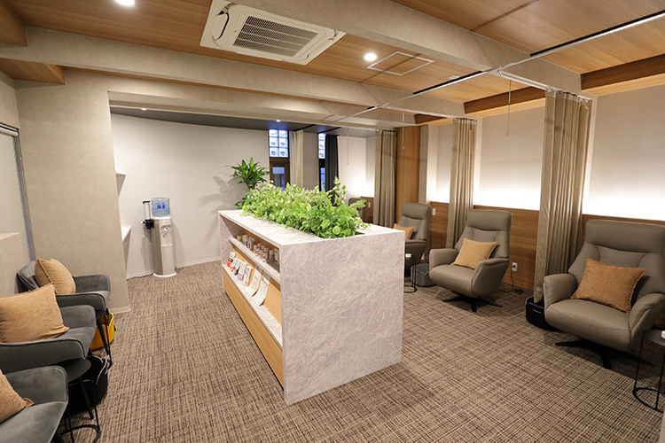 まにわクリニック 箕面市 リラックスして過ごせるような空間づくりにこだわった院内