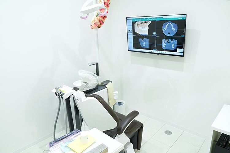 天神西通り アロハ歯科 小児・マウスピース矯正歯科クリニック 福岡市中央区 わかりやすい説明のために各診療室には大型モニターを設置