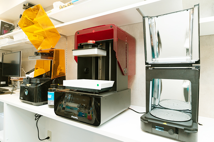 府中けやき通り矯正歯科 府中市 歯科技工士が常駐するラボを設け、3Dプリンターを2台設置