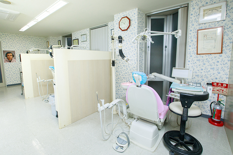 佐藤歯科医院 大田区 診療台はそれぞれ半個室でプライバシーにも配慮