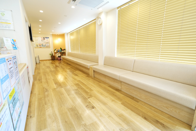 中野新橋内科クリニック 中野区 落ち着いた空間の広々とした待合室