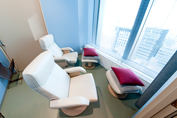 フィーカ レディースクリニック 中央区 休憩スペースは、大きな窓から外の景色を眺めることができる