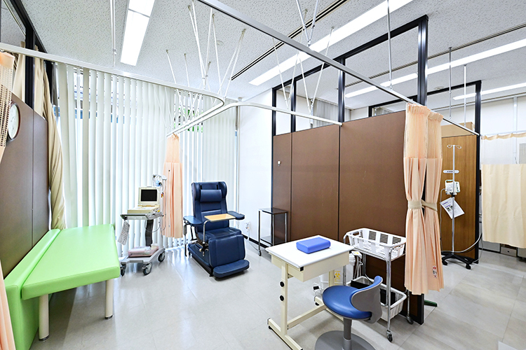 たけだ膠原病リウマチクリニック 京都市下京区 清潔感あふれる処置室。各種検査に対応している