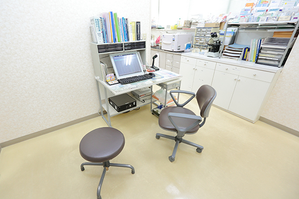 麗皮フ科・形成外科クリニック 佐倉市 診察室には車いすでも入れるよう設計されている
