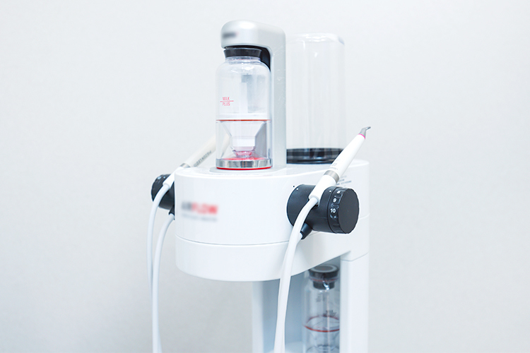 表参道AK歯科・矯正歯科 渋谷区 低侵襲なエアフロー。定期メンテナンスで口腔内の状態維持に尽力