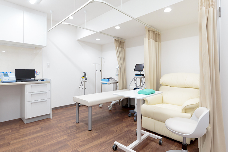 よしうちクリニック 尼崎市 処置室にはベッドもあり、広々としている空間