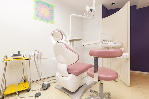 岡本歯科医院 狛江市 明るく清潔な診察室。ユニットごとに仕切り、プライバシーに配慮