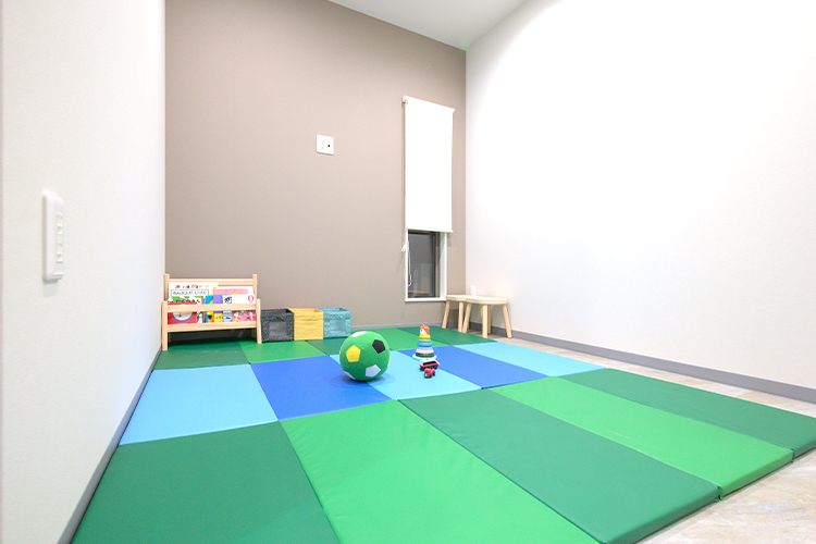 新森おとなこども歯科 大阪市旭区 キッズスペースが設置され、子どもにも配慮されている