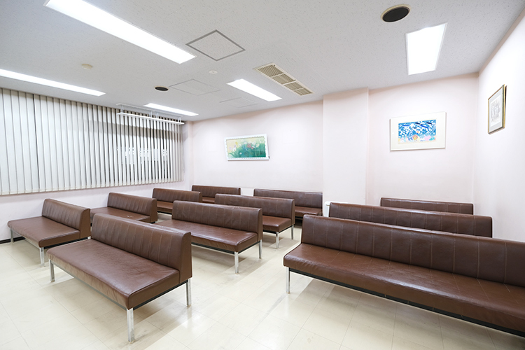 岩井皮フ科 横浜市青葉区 バリアフリー設計の広々とした待合室