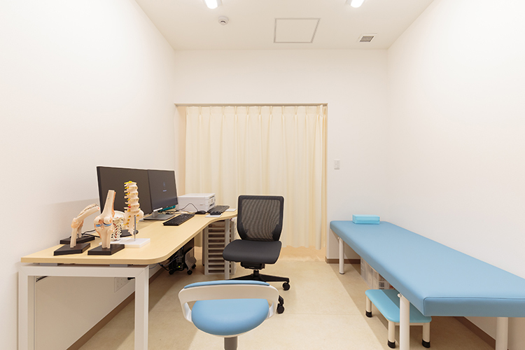 とみた整形外科クリニック 高槻市 診察室。院長の富田先生は脊椎疾患を専門としている