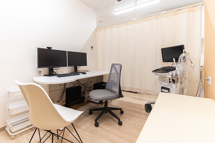 ユーカリが丘総合診療・家庭医クリニック 佐倉市 感染症対策にも配慮した動線設計で、広々とした診察室