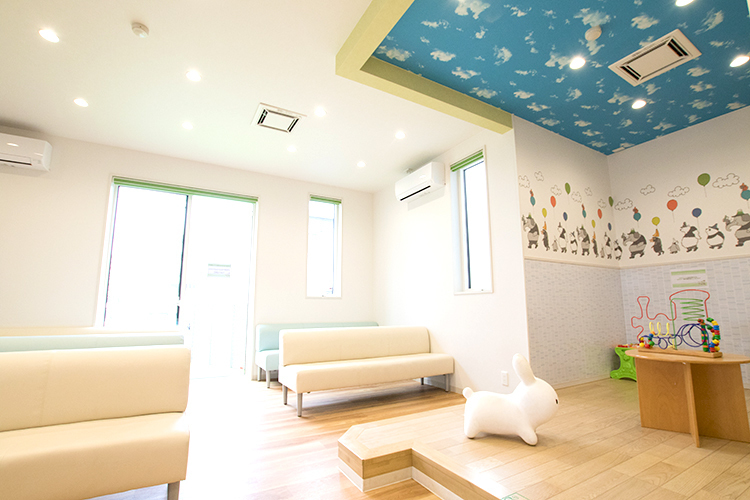 いたや小児歯科大人歯科医院 北九州市小倉北区 自然光が差し込み、落ち着いた雰囲気の待合室