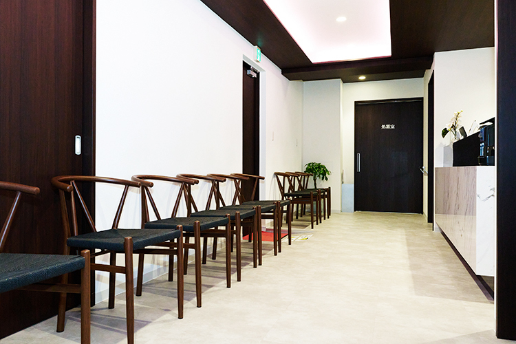 赤坂ペインクリニック 港区 シックで落ち着いた雰囲気の院内。リラックスして過ごせる空間に