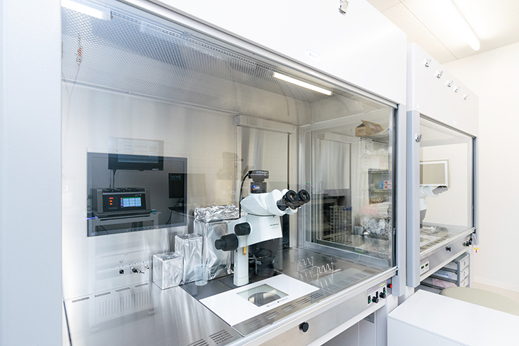 日浅レディースクリニック 福岡市中央区 培養室。受精卵を培養器から出さずに観察できるシステムを採用