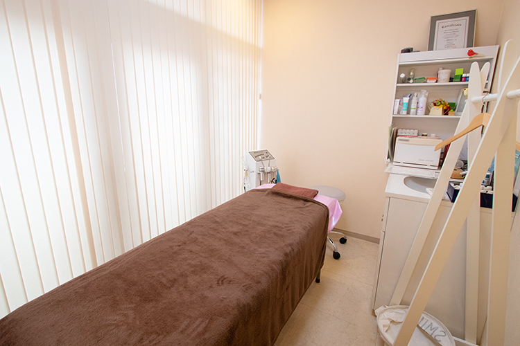 SUZU DENTAL CLINIC 横浜市都筑区 エステ専用ルーム。口周りの筋肉のケアやトレーニングなどを行う