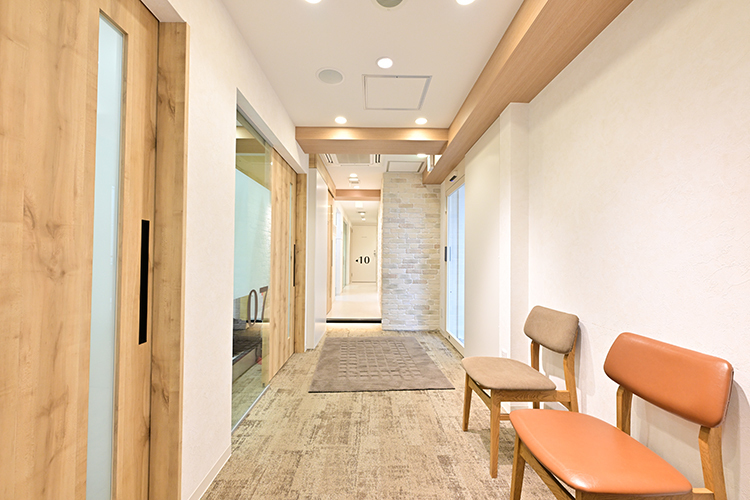 ホワイトプラザ歯科 世田谷区 院内は温かみのあるウッディな雰囲気